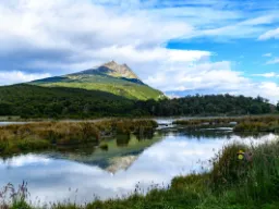 Landskab med bjerg og vådområde på Isla Grande de Tierra del Fuego (Ildlandet)
