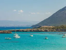 Blue Lagoon på Akamas-halvøen med krystalklart og turkisblåt vand
