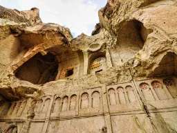 Udhugget klippekirke med byzantinske dekorationer i Kappadokien