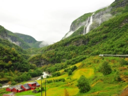 Flåmsbanen kører igennem storslåede landskaber