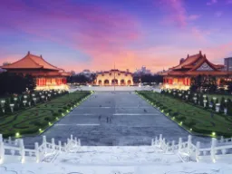 Liberty Square foran Frihedsporten med Nationalteatret til venstre og Nationalkoncertsalen til højre Liberty Square foran Frihedsporten med Nationalteatret til venstre og Nationalkoncertsalen til højre