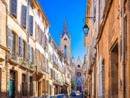 Gadebillede med Saint-Sauveur-katedralen i Aix-en-Provence