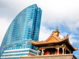 Buddhistisk tempel og Blue Sky Tower side om side i Ulan Bator, Mongoliet