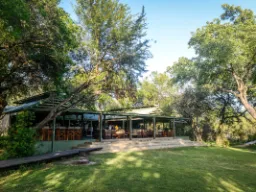 Spise-og hyggeområde i campen Spise-og hyggeområde i campen