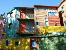 Farverige blikbygninger i bydelen La Boca, Buenos Aires, hvor folkehelten Maradona startede sin fodbolkarriere