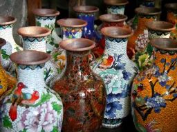 Kinesiske cloisonné-vaser – traditionelt håndværk med metaltråde og farvet emalje