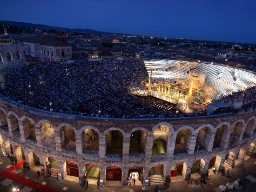 Et fyldt amfiteater i Verona