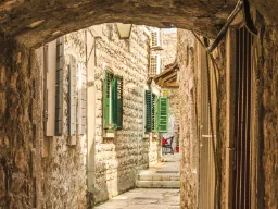 Scenebillede fra den gamle by i Budva