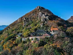 Hyangiram-templet i Jeollanam – et klippetempel med storslået havudsigt, kendt som et pilgrimssted Hyangiram-templet i Jeollanam – et klippetempel med storslået havudsigt, kendt som et pilgrimssted