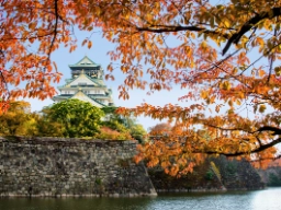 Osaka Castle, indrammet af smukke efterårsfarver