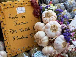 Marked med hvidløg og krydderier