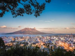Kagoshima med den imponerende vulkan Sakurajima i baggrunden