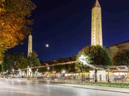 Theodosius’ obelisk rejser sig majestætisk på Hippodromen i Istanbul til minde om byens kejserlige storhedstid