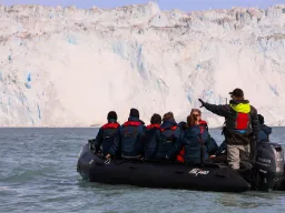 Gletsjeren ved Eqip Sermia rejser sig 30 meter over fjordens overflade