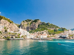 Amalfikysten ligger på sydsiden af Sorrentohalvøen