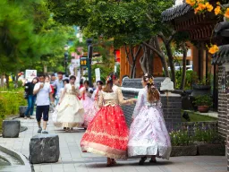 Jeonju Hanok Village – besøgende i traditionelle hanbok-dragter giver området en særlig stemning Jeonju Hanok Village – besøgende i traditionelle hanbok-dragter giver området en særlig stemning