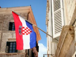 Kroatiens flag med de fem små våbenskjold