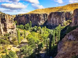 Ihlara-dalen med stejle klippevægge og frodig grøn natur