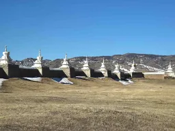 Stupaer ved Erdene Zuu-klostret nær Karakorum – Mongoliets ældste buddhistiske kloster