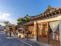 Hwangridan-gil i Gyeongju – en populær gade med hyggelige caféer, restauranter og butikker Hwangridan-gil i Gyeongju – en populær gade med hyggelige caféer, restauranter og butikker