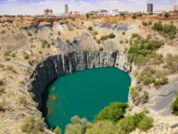 "The Big Hole" i Kimberley – et enormt, historisk diamantminekrater fyldt med vand "The Big Hole" i Kimberley – et enormt, historisk diamantminekrater fyldt med vand
