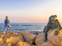 Skulpturen “Sol Alter” ved kystpromenaden i Paphos - hylder Afrodite