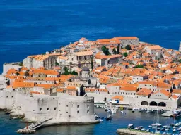Den gamle bydel i Dubrovnik, omgivet af massive middelaldermure. Byen kaldes ofte 'Adriaterhavets perle'