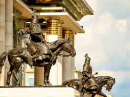 Rytterstatuer ved Djengis Khan-monumentet foran parlamentet i Ulan Bator