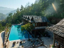 Pool og bjergudsigt ved Khui Han Ecolodge Pool og bjergudsigt ved Khui Han Ecolodge