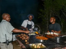 Tid til BOMA - afrikansk grill under åben himmel efter aftensafarien Tid til BOMA - afrikansk grill under åben himmel efter aftensafarien