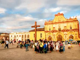 Plaza 31 de Marzo med San Cristóbal-katedralen I baggrunden