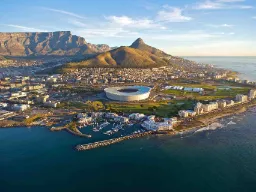 Cape Town Stadium blev bygget til VM i fodbold 2010 - i baggrunden den kegleformede Lion's Head og det flade Taffelbjerget