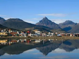 Ushuaia ved Beaglekanalen omgivet af Andesbjergene