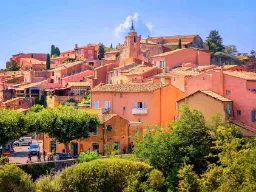 Roussillon - kendt som en af de “smukkeste landsbyer i Frankrig” (Les Plus Beaux Villages de France)