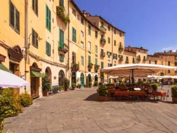 Torvet Piazza dell’Anfiteatro med caféer og gule huse