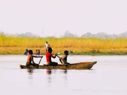 Sejltur på floden i udhulet træstamme