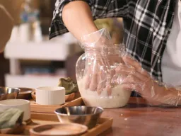 Den traditionelle koreanske risvin makgeolli brygges stadig efter gamle metoder Den traditionelle koreanske risvin makgeolli brygges stadig efter gamle metoder