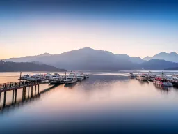 Både og bjerge ved Sol‑og Månesøen Både og bjerge ved Sol‑og Månesøen