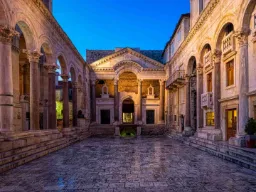 Diocletians Palads i Split – et storslået romersk bygningsværk fra år 300, hvor historie og nutid mødes midt i byens hjerte