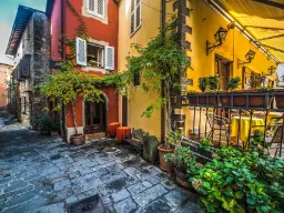 Hyggelig gyde i Montecatini Alto med farverige huse og planter