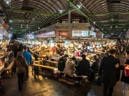 Gwangjang-markedet i Seoul – et af Koreas ældste traditionelle markeder, kendt for street food og livlig atmosfære Gwangjang-markedet i Seoul – et af Koreas ældste traditionelle markeder, kendt for street food og livlig atmosfære