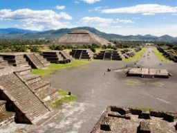 Platforme, templer og Solpyramiden langs  Dødens Allé i Teotihuacán