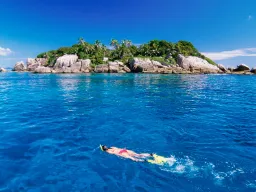 Det azurblå hav gemmer på farverige koraller – perfekt til snorkling