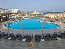 Pool ved Ramla Bay Resort i Marfa Pool ved Ramla Bay Resort i Marfa