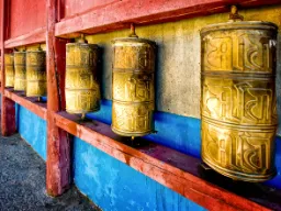 Bønnehjul ved Gandan-klostret i Ulan Bator – drejes af besøgende som en del af buddhistisk praksis