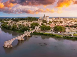 Pont Saint-Bénézet (også kendt som Pont d’Avignon) over Rhône-floden med Avignon i baggrunden