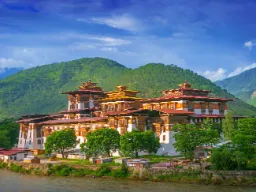 Punakha Dzong i naturskønne omgivelser