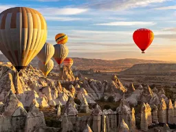 Luftballoner over Kappadokiens unikke klippelandskab ved solopgang