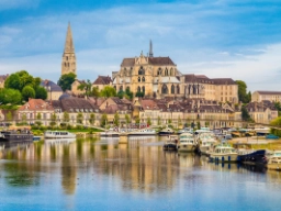 Auxerre, stolt by ved Yonne-floden