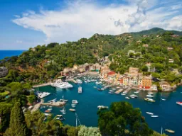 Udsigt over Portofino med lystbådehavn og farverige huse